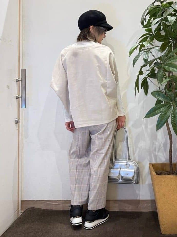 misakiさんの「SHOO･LA･RUE｜【体型カバー/2点セット】ポンチョ風 スエードライクトップス+ロンT」を使ったコーディネート
