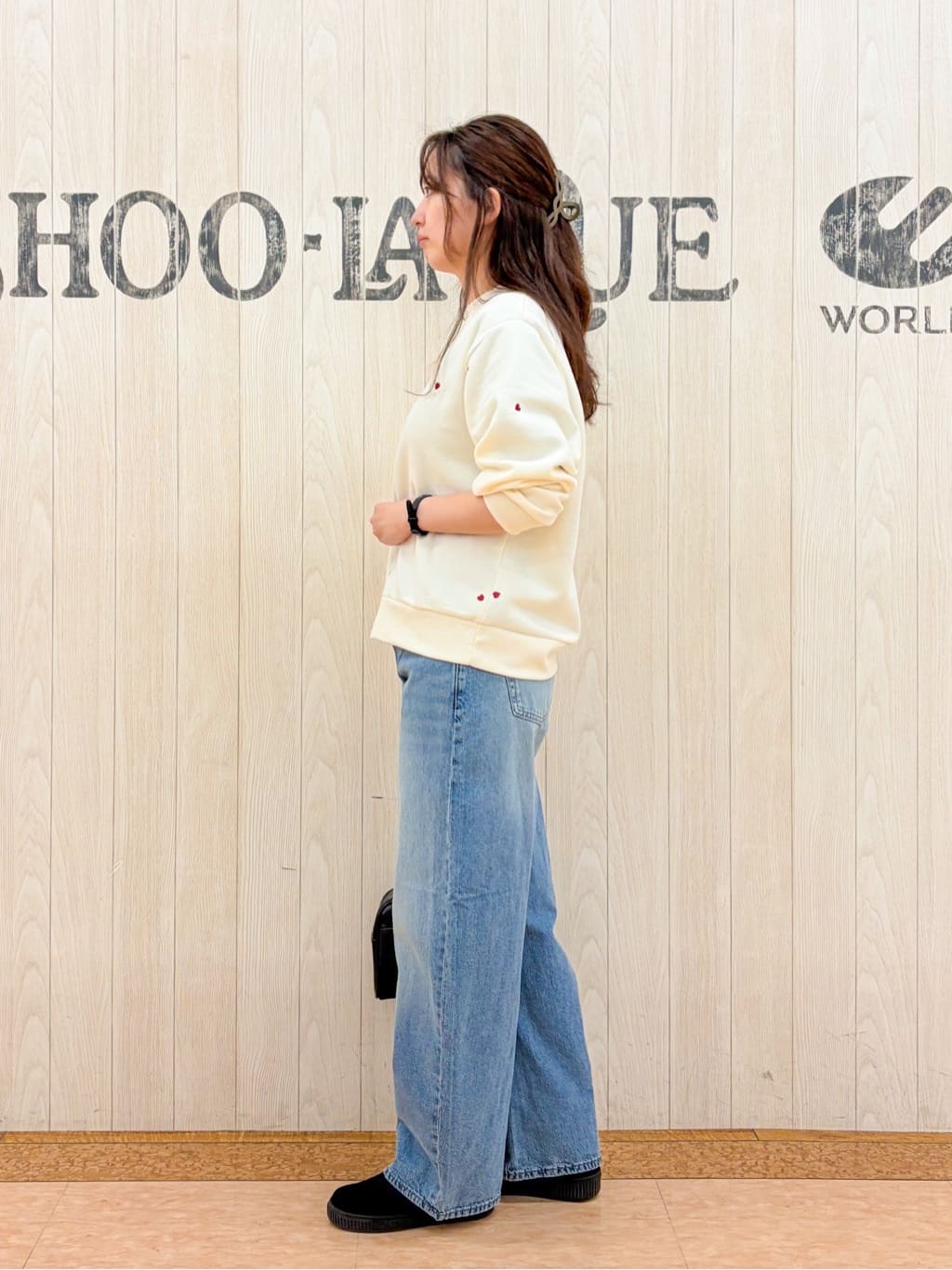 Nakaさんの「SHOO･LA･RUE｜【洗濯機可】小さめ刺繍で大人見え アソート裏起毛スウェット」を使ったコーディネート