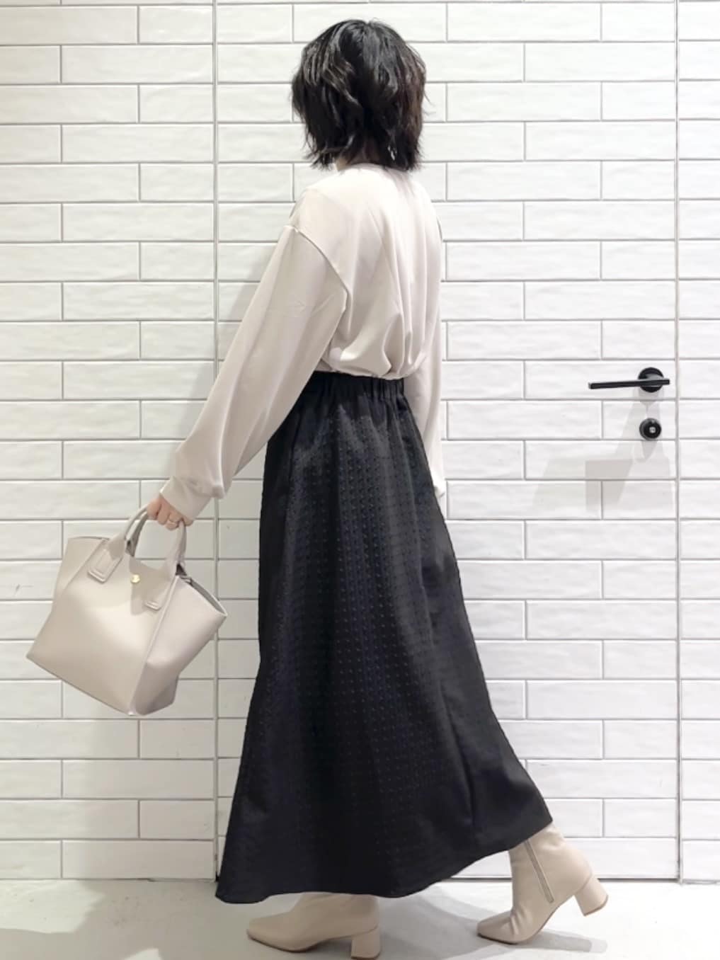 しおりさんの「OPAQUE.CLIP｜サテン使いヘンリーネックトップス【洗濯機OK】」を使ったコーディネート