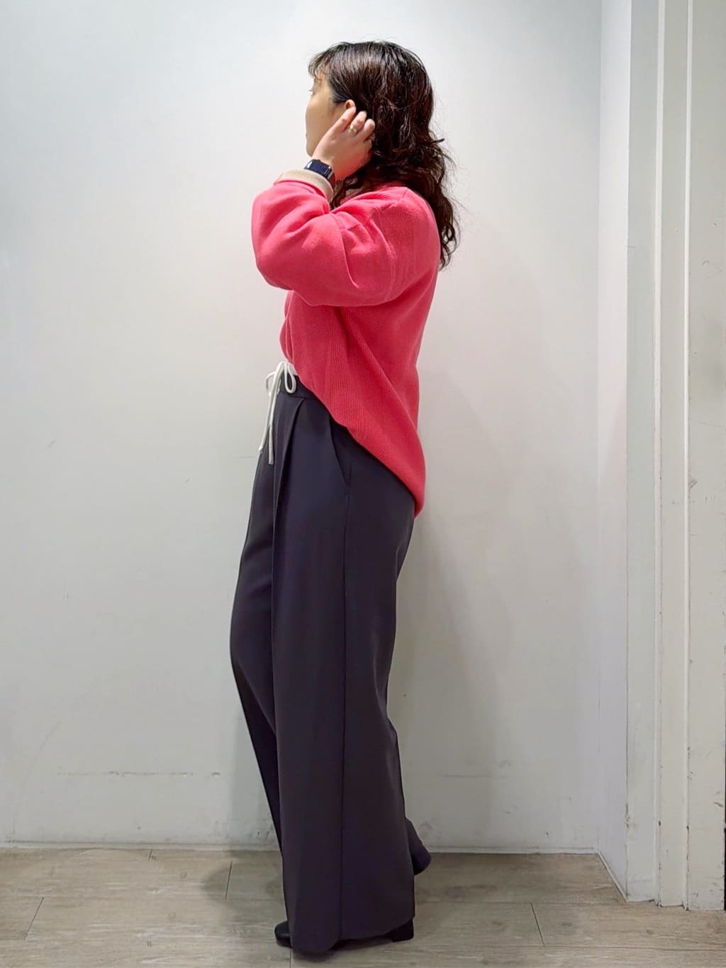 sumicaさんの「OPAQUE.CLIP｜サテンレイヤード風ワイドパンツ【洗濯機OK】」を使ったコーディネート