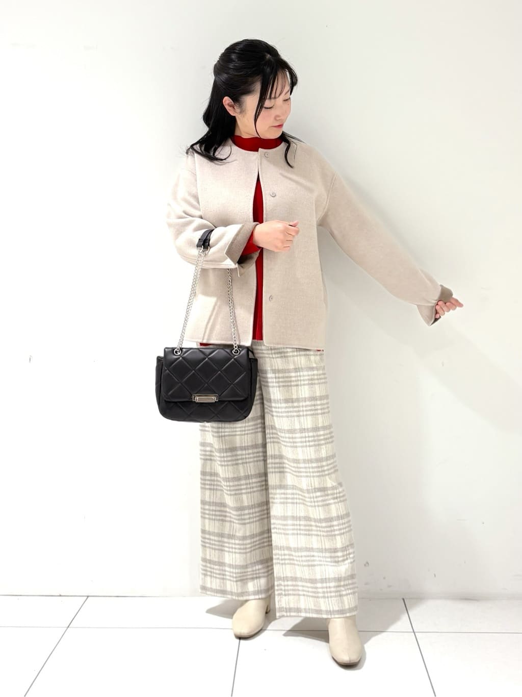 momokoさんの「INDIVI｜【洗える／カシミヤ混】ボトルネック ドルマンスリーブニット」を使ったコーディネート