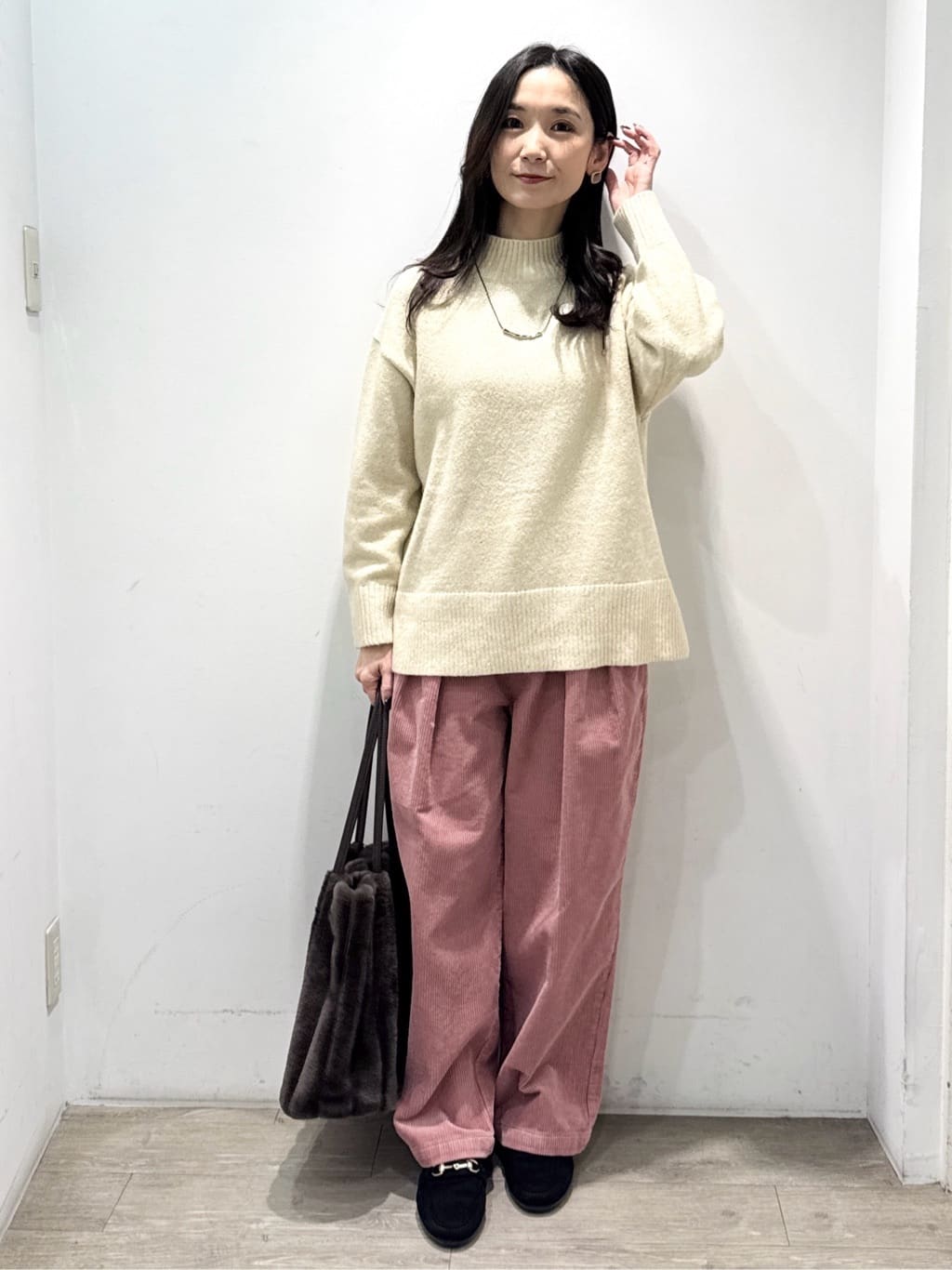 yuicciさんの「OPAQUE.CLIP｜コーデュロイタックワイドパンツ【洗濯機OK】」を使ったコーディネート
