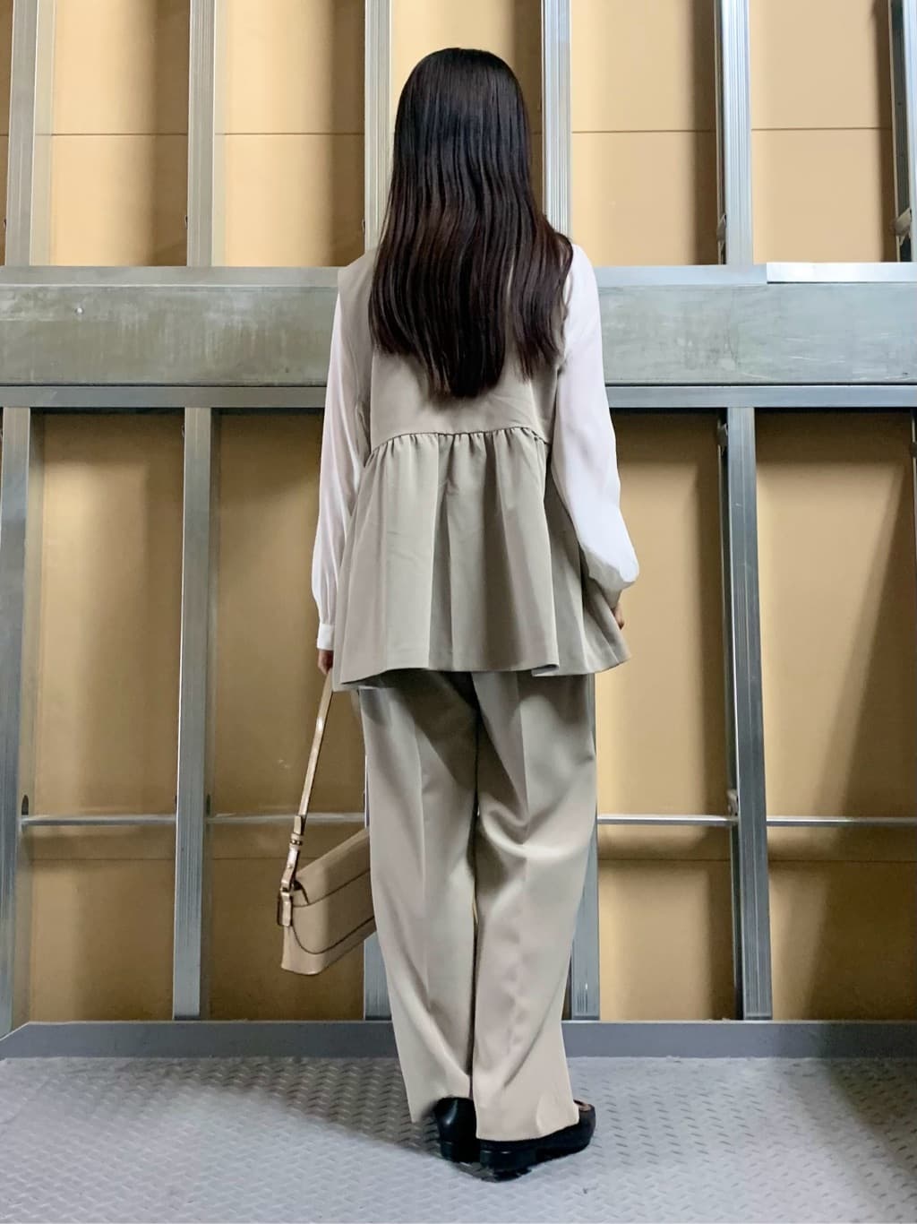 sahoさんの「THE SHOP TK｜【通勤・きちんと見えに】ダブルクロス ペプラムジレ/セットアップ可」を使ったコーディネート