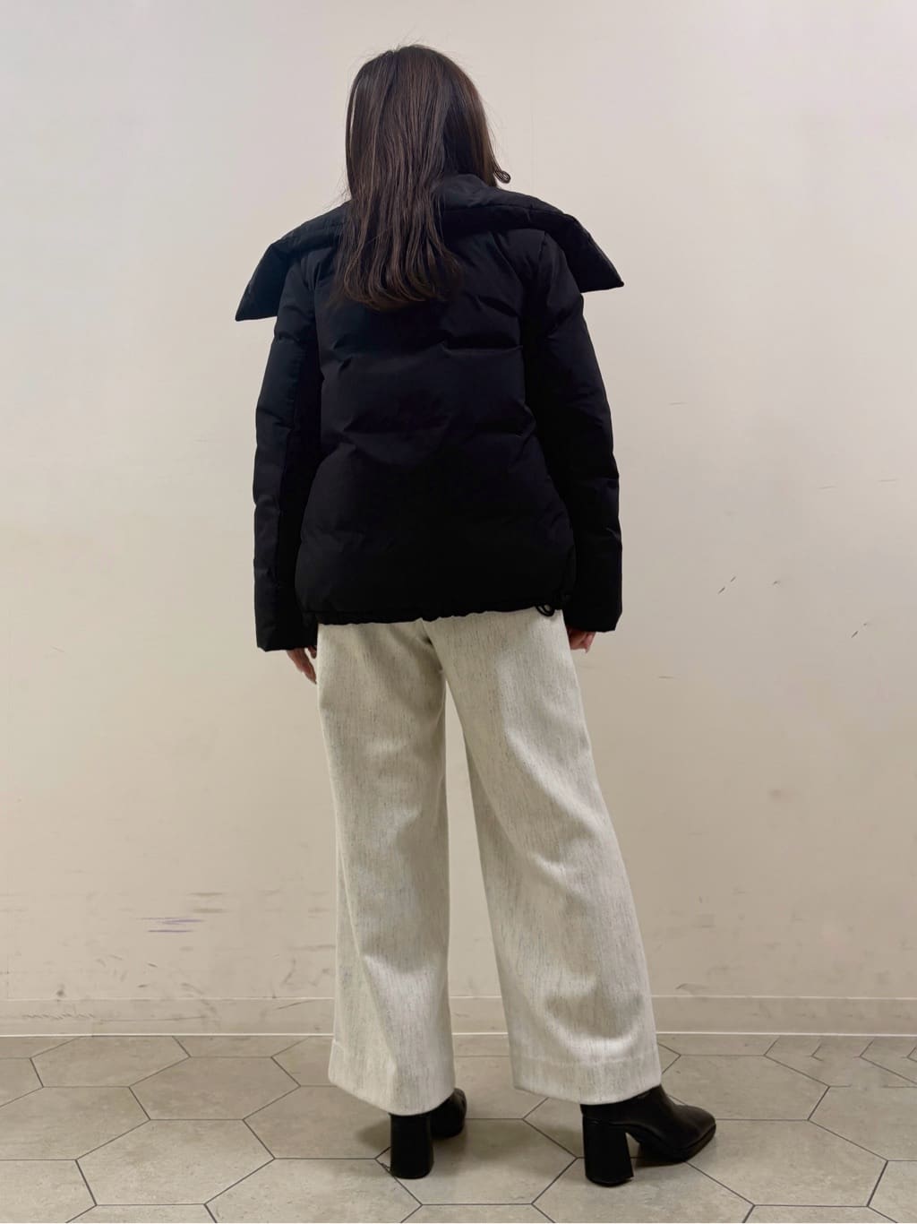 kahoさんの「INDIVI｜【撥水／洗える／デザイン衿】ステッチレス ショートダウンコート」を使ったコーディネート