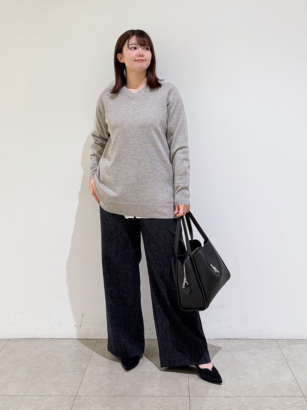 emikaさんの「INDIVI｜【洗える／チュニック丈／カシミヤ混】スリットデザインVネックニット」を使ったコーディネート