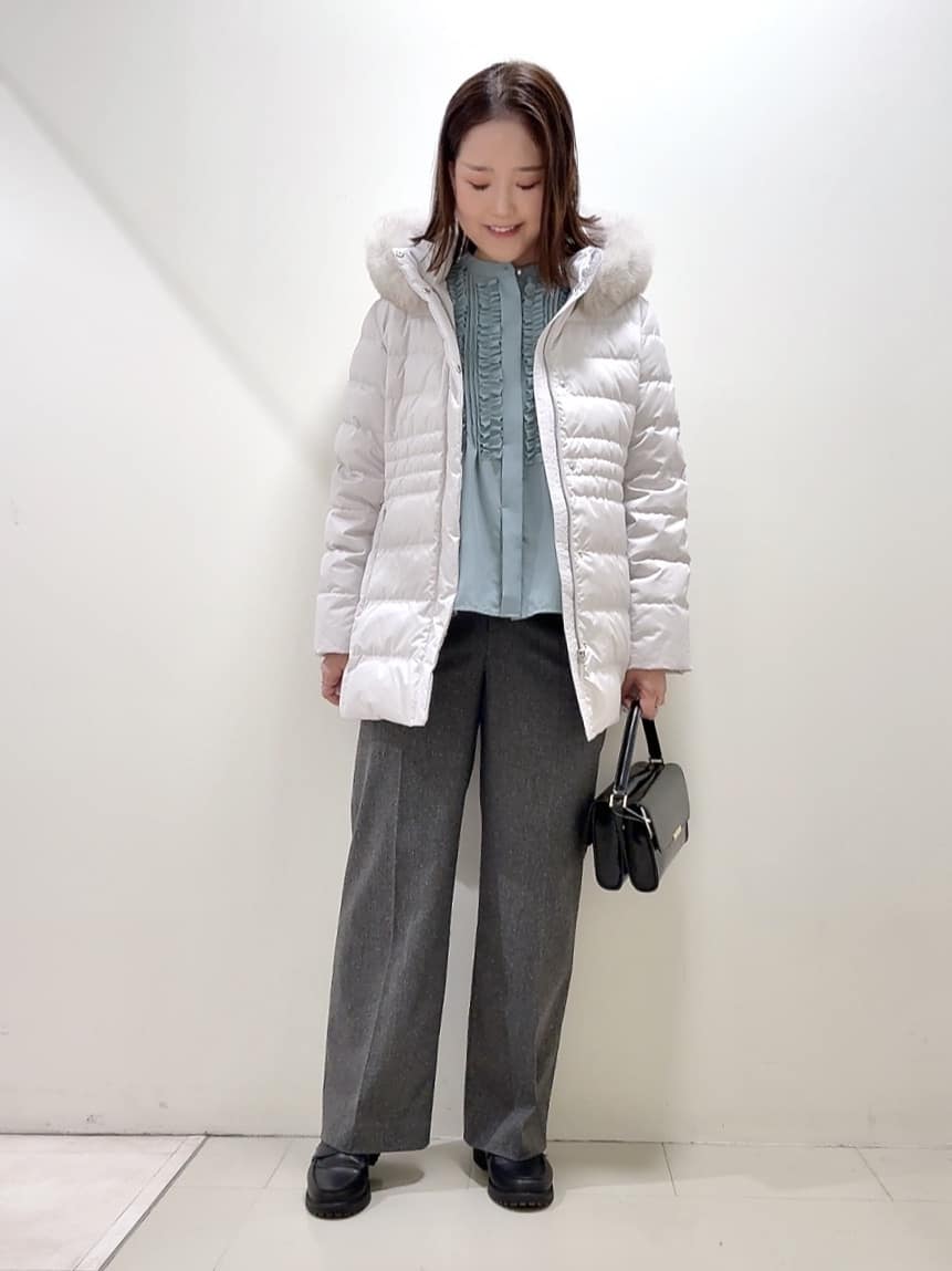 YUIさんの「UNTITLED｜【1枚で着映え/オンオフ着回し】フリルサテンブラウス」を使ったコーディネート