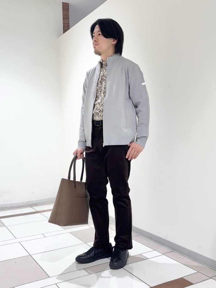 及川さんの「TAKEO KIKUCHI｜アンチピリング ジップアップ ニット」を使ったコーディネート