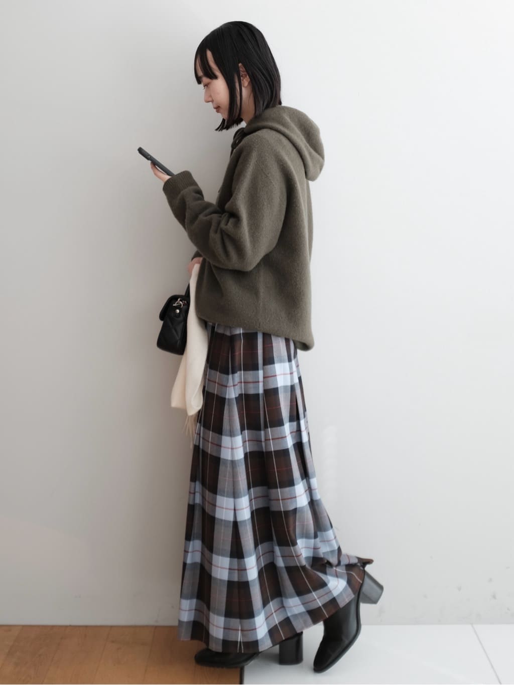 Kishimotoさんの「DRESSTERIOR｜◆カシミヤブレンドフードニット」を使ったコーディネート