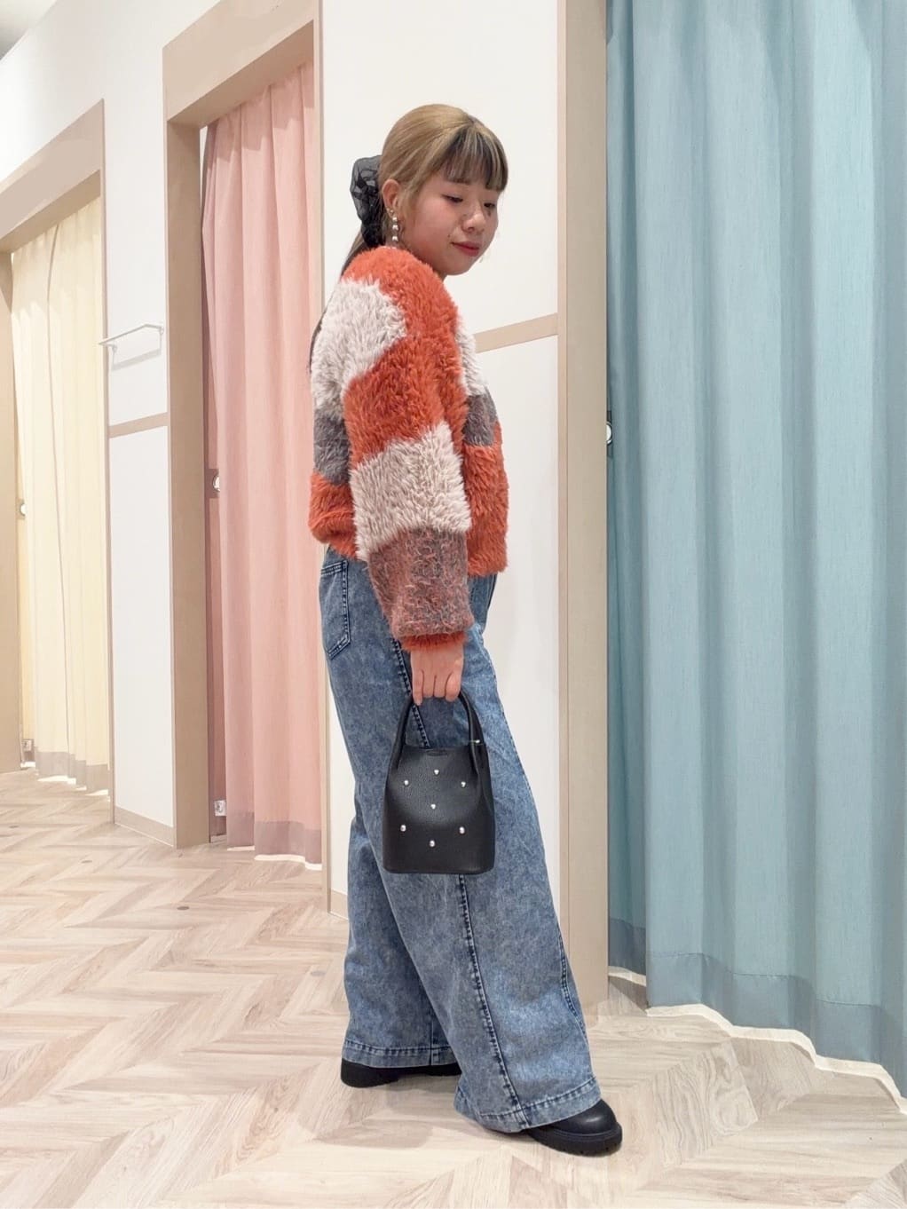 まちゃんなちゃんさんの「SHOO･LA･RUE｜【選べる4柄】ふわふわ ロングフェザーニット」を使ったコーディネート