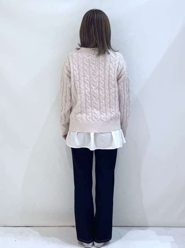 manaさんの「OPAQUE.CLIP｜ラメ混ファンシーケーブルVネックニット【洗濯機OK】」を使ったコーディネート