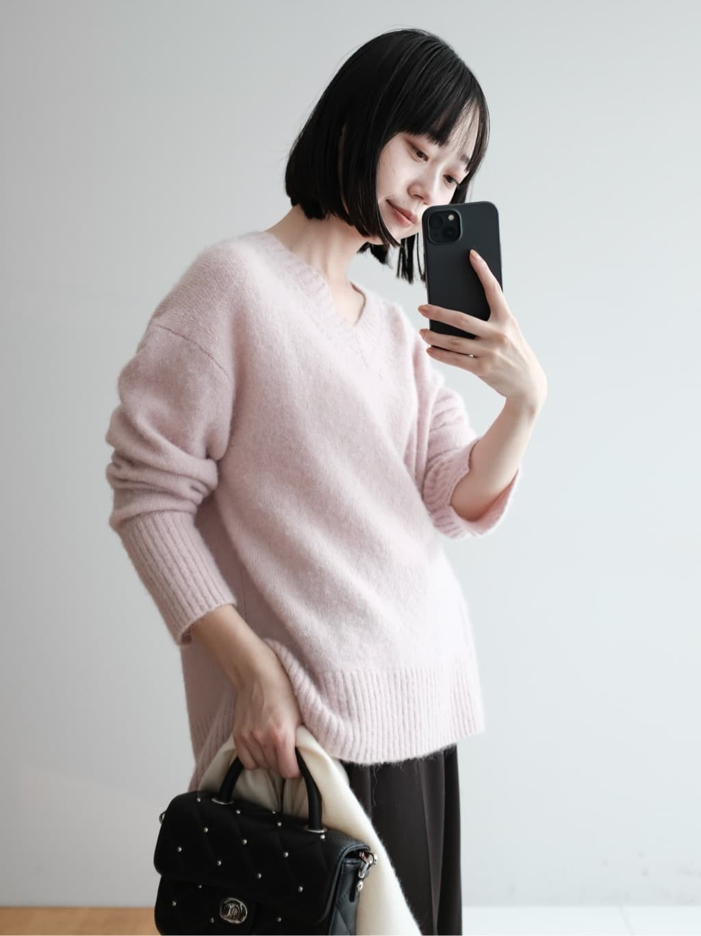 Kishimotoさんの「DRESSTERIOR｜アルパカブレンドVネックニット」を使ったコーディネート