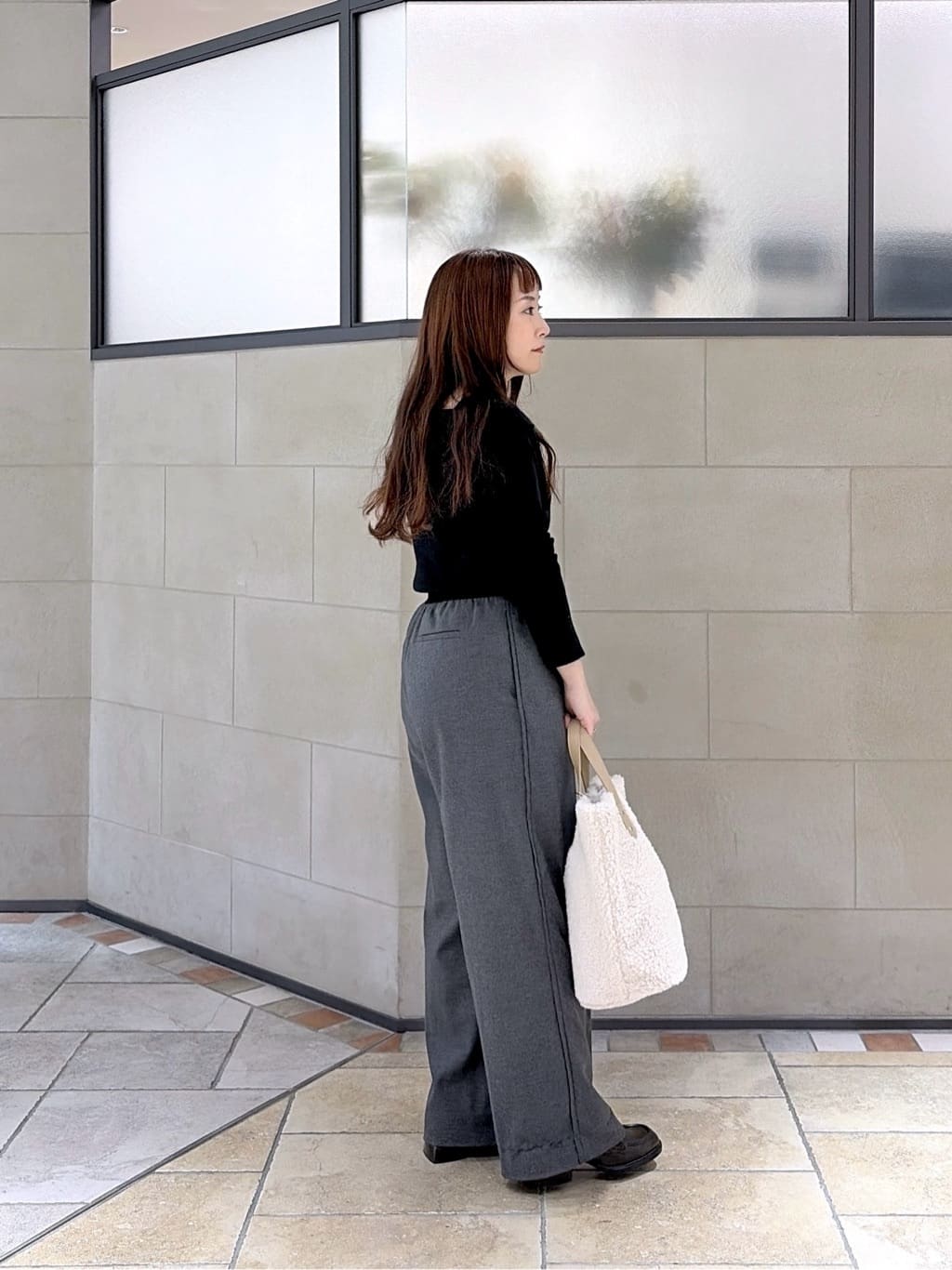 よねさんの「INDIVI｜【再入荷】アシメオフショルニット」を使ったコーディネート
