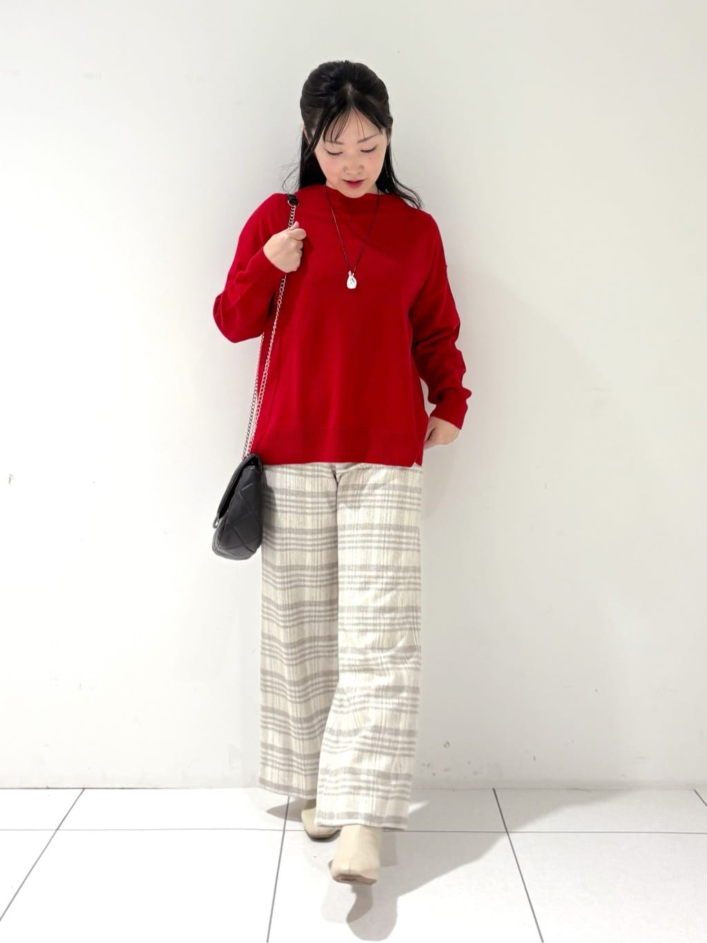 momokoさんの「INDIVI｜【洗える／カシミヤ混】ボトルネック ドルマンスリーブニット」を使ったコーディネート
