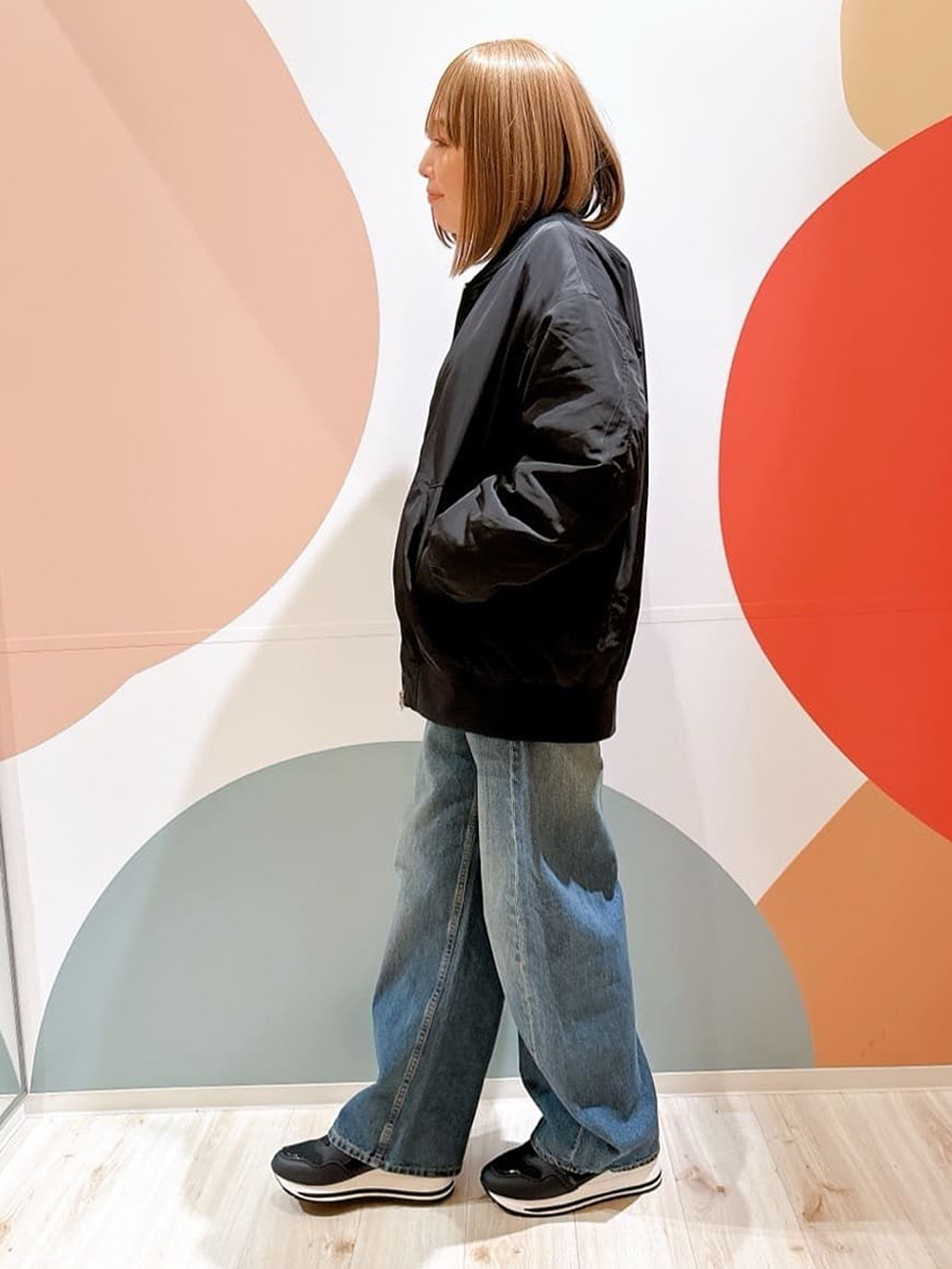 長男さんの「SHOO･LA･RUE｜【洗濯機可/S-LL】1枚でも羽織りでも 華やか上品カーデ」を使ったコーディネート