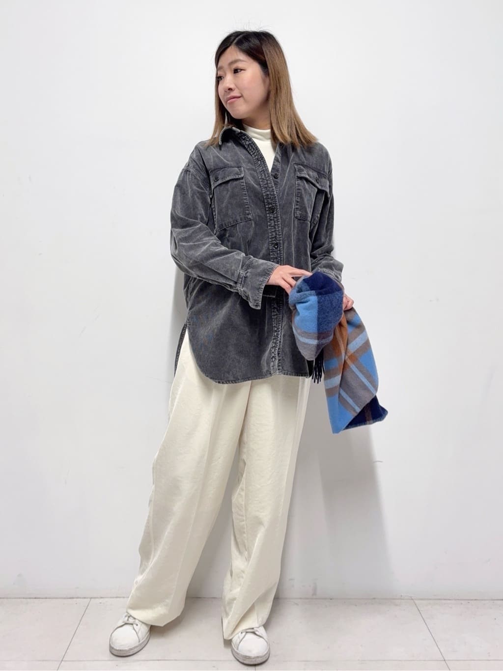 Nishijimaさんの「DRESSTERIOR｜【インナー使いに最適/しっとり暖かな吸湿発熱素材】タートルネックプルオーバー」を使ったコーディネート