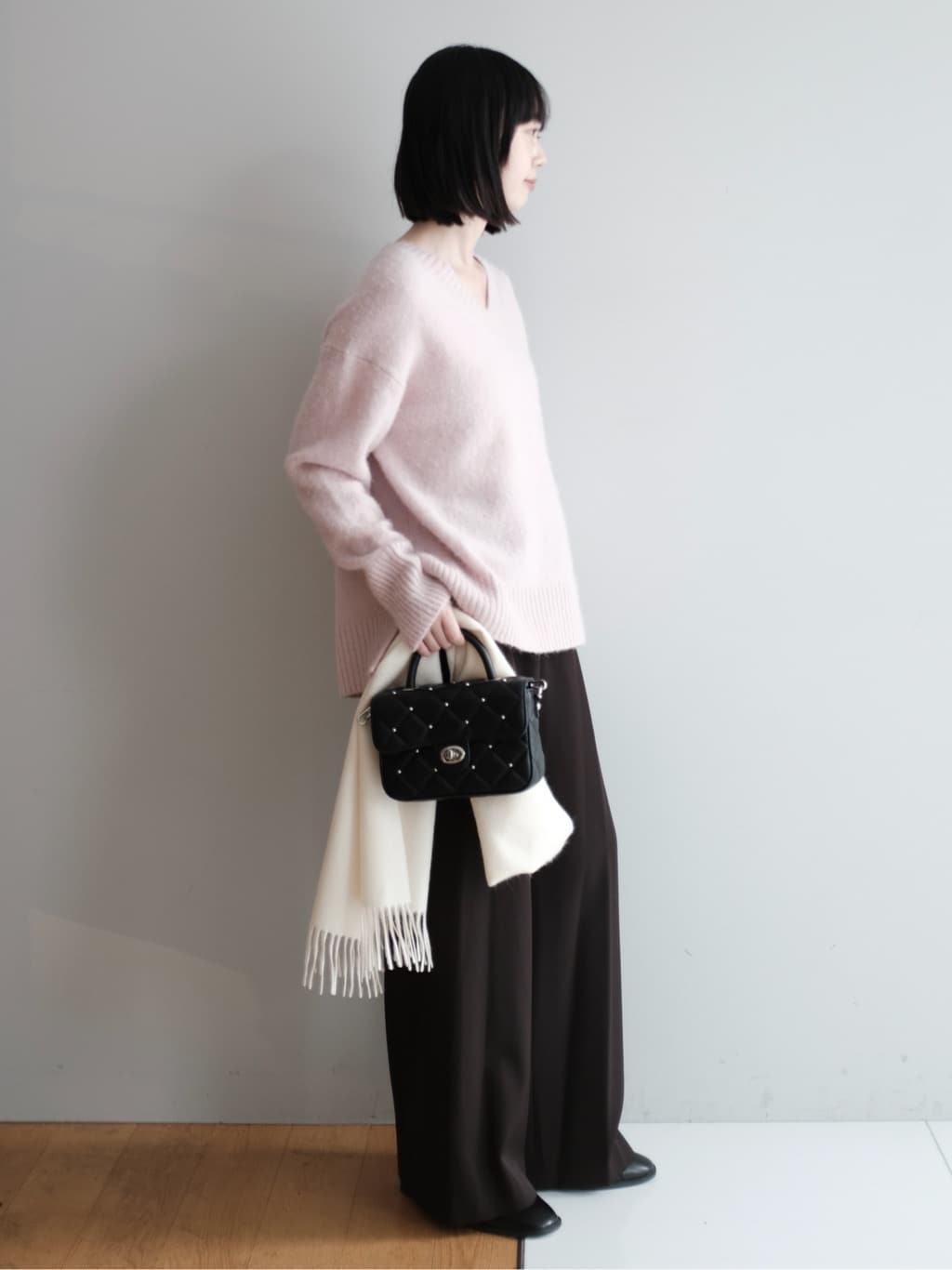 Kishimotoさんの「DRESSTERIOR｜アルパカブレンドVネックニット」を使ったコーディネート