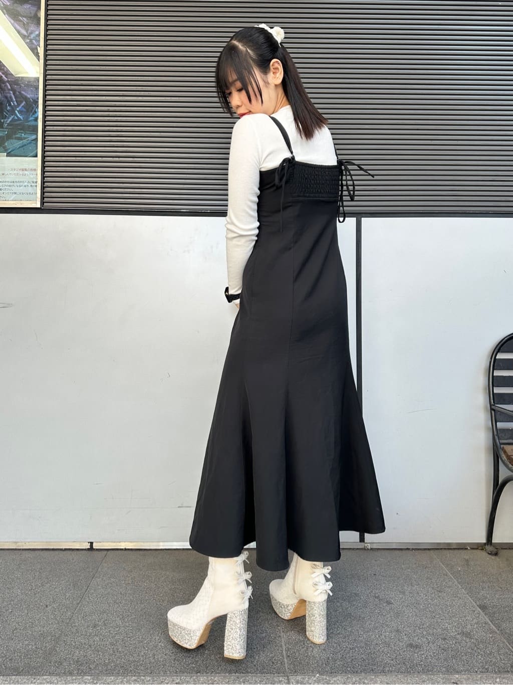 あずみさんの「ESPERANZA｜【ラク盛り/ショートブーツ】リピーター続出／脚長美脚 バックリボングリッターヒールショートブーツ」を使ったコーディネート
