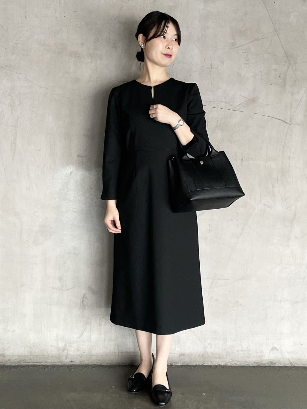 tomokoさんの「OPAQUE.CLIP｜ストレッチキーネックワンピース【洗濯機OK／イージーアイロン】」を使ったコーディネート