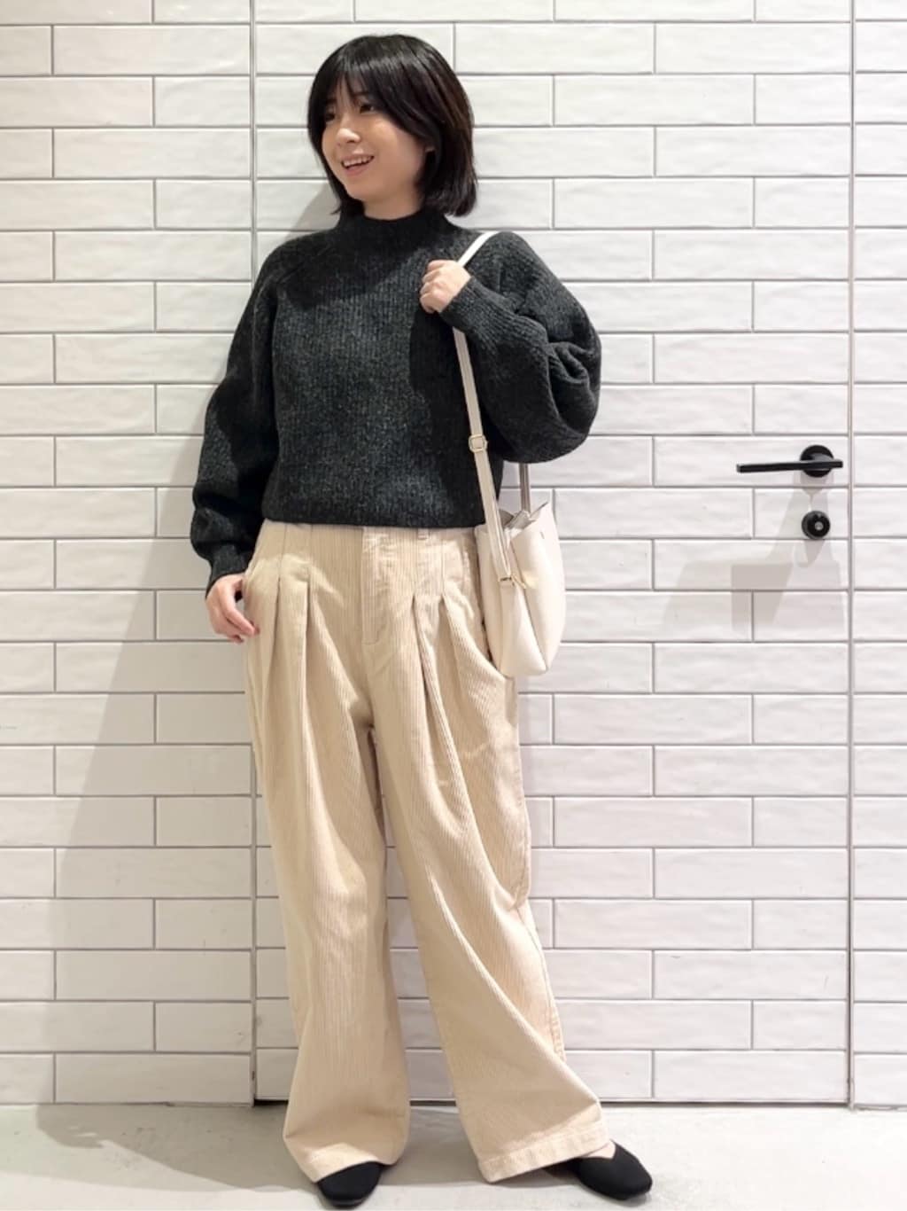 しおりさんの「OPAQUE.CLIP｜MIXミドルゲージショートあぜニット【洗濯機OK】」を使ったコーディネート