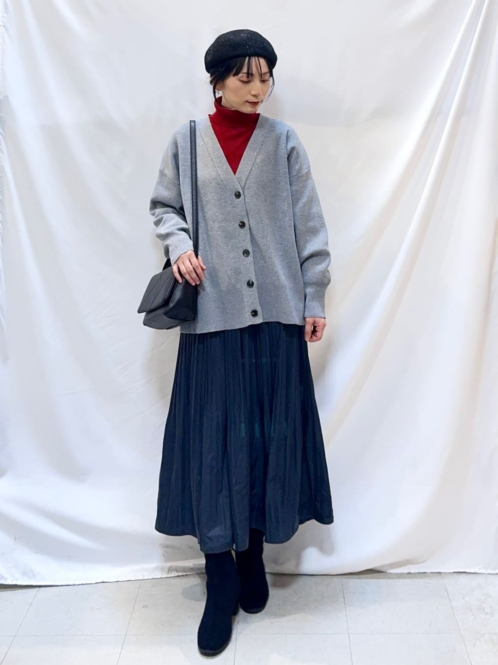 𝐇𝐢𝐫𝐨𝐦𝐢さんの「SHOO･LA･RUE｜【洗える/毛玉レス】表面がきれいなVネックカーディガン」を使ったコーディネート