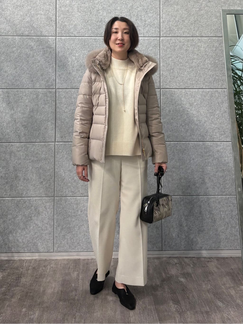 yuriさんの「INDIVI｜【名品／撥水／抗菌防臭】ショート丈リサイクルダウンコート」を使ったコーディネート