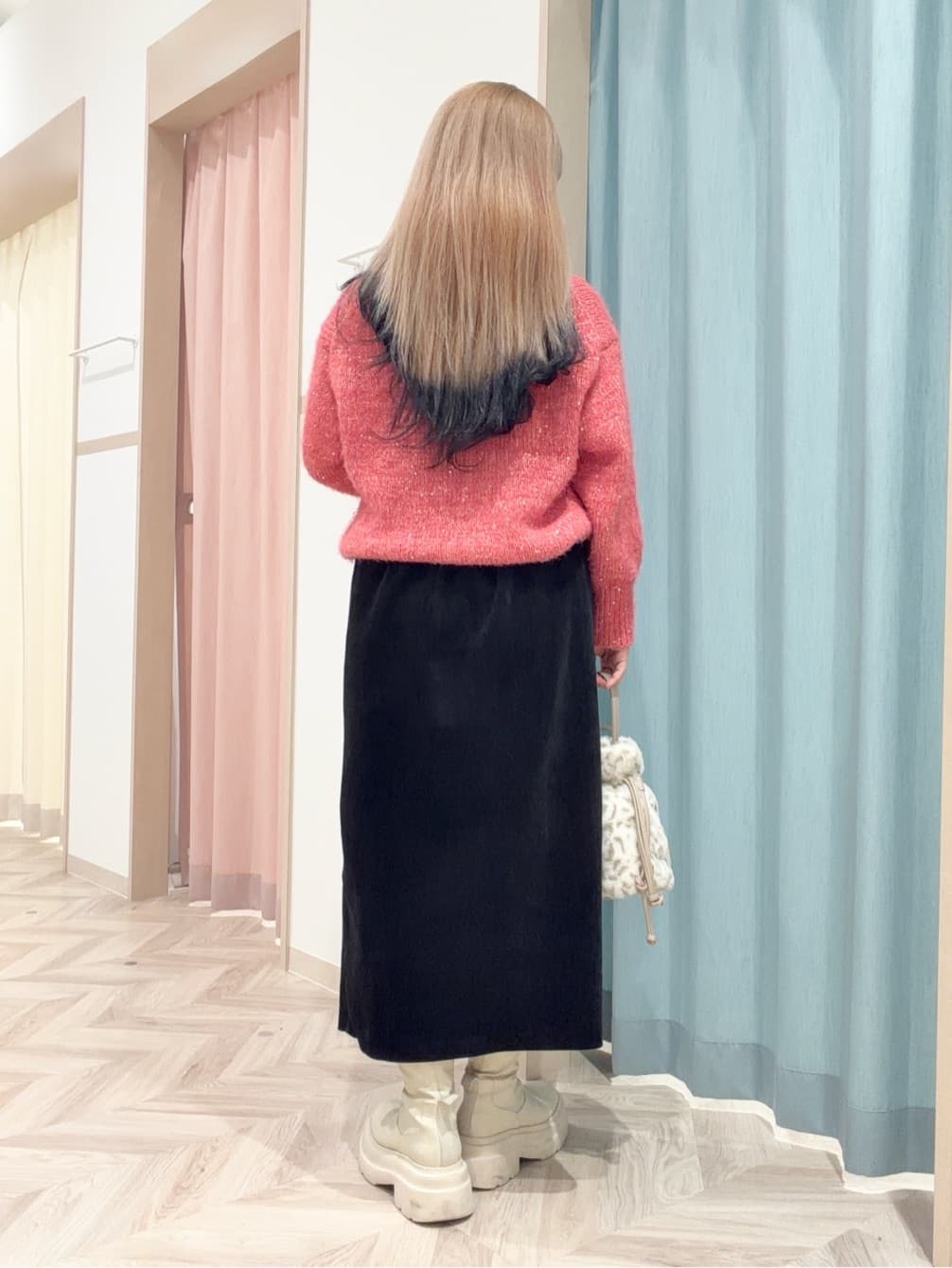 まちゃんなちゃんさんの「SHOO･LA･RUE｜【洗濯機可/S-LL】上品にキラリと華やぐ スパンコールニット」を使ったコーディネート