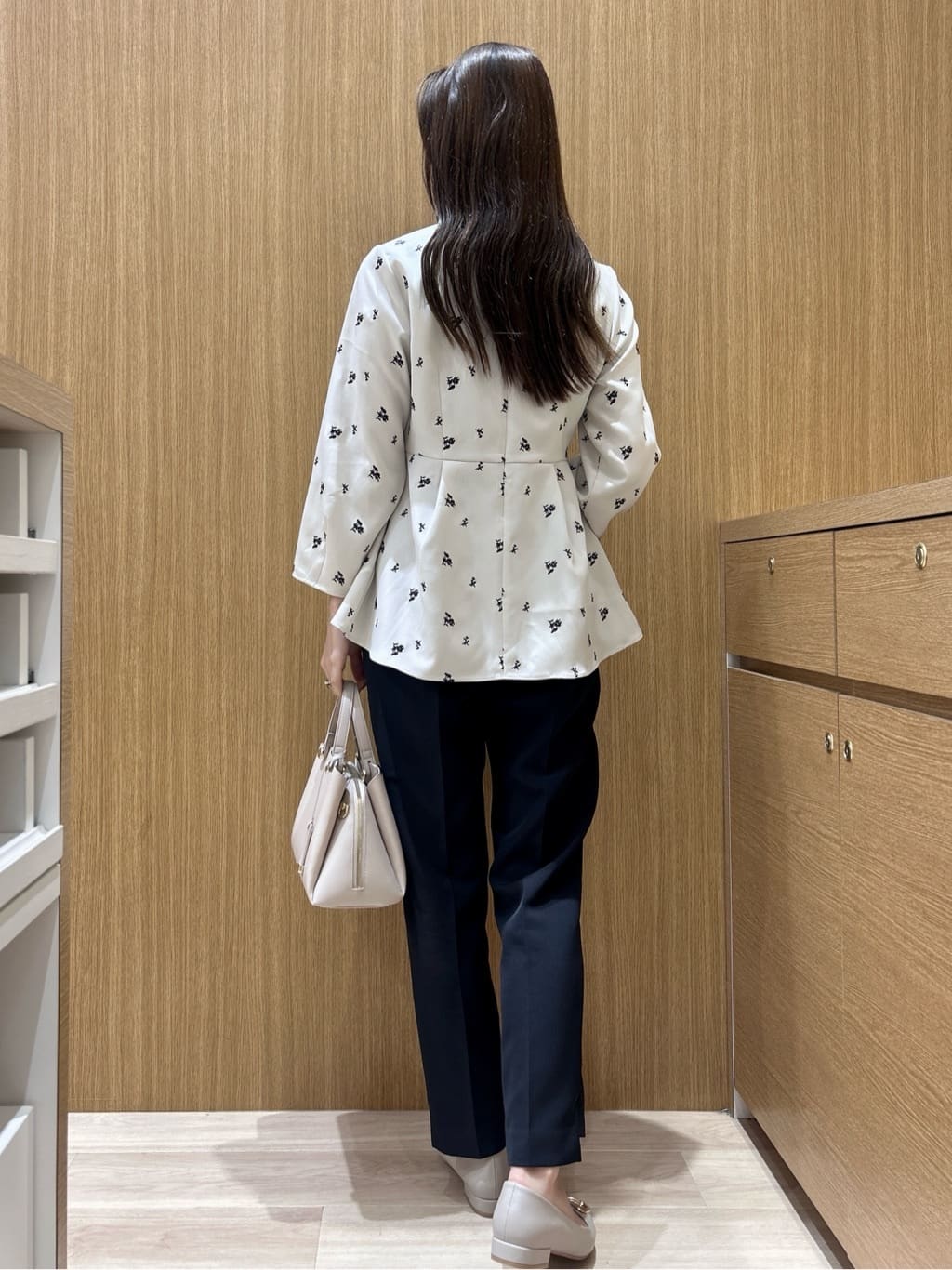 maiさんの「OPAQUE.CLIP｜フラワー刺繍ペプラムブラウス【洗濯機OK】」を使ったコーディネート