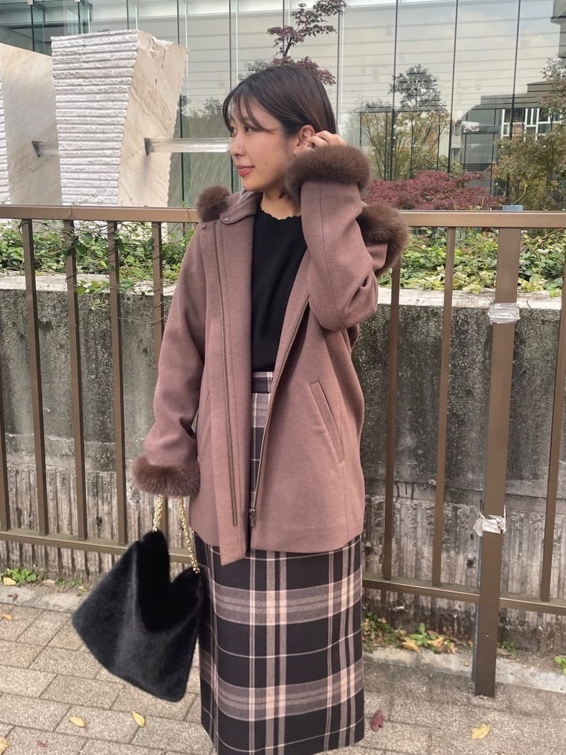 abeさんの「Couture brooch｜【大人可愛い・フード取り外し可能】フードフェイクファー ハーフ丈コート」を使ったコーディネート