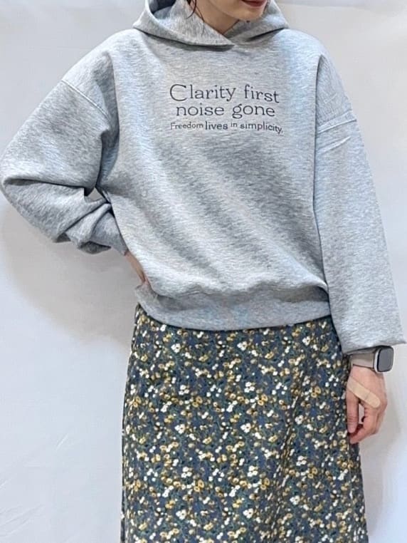 𝐇𝐢𝐫𝐨𝐦𝐢さんの「SHOO･LA･RUE｜【セットアップ可/S-LL/なめらかタッチ】選べる3柄 ロゴ入りプルパーカ」を使ったコーディネート