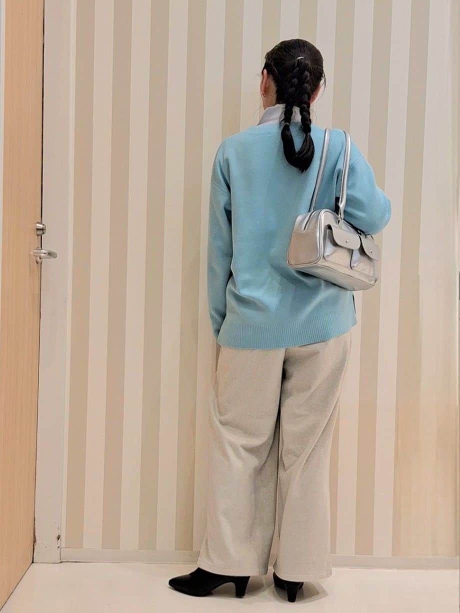 Saoさんの「SHOO･LA･RUE｜【洗濯機可/セットアップ可】さりげないラメ使いで差をつける クルーネックニット」を使ったコーディネート