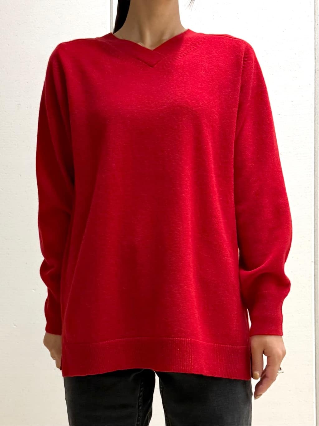 mamiさんの「INDIVI｜【洗える／チュニック丈／カシミヤ混】スリットデザインVネックニット」を使ったコーディネート