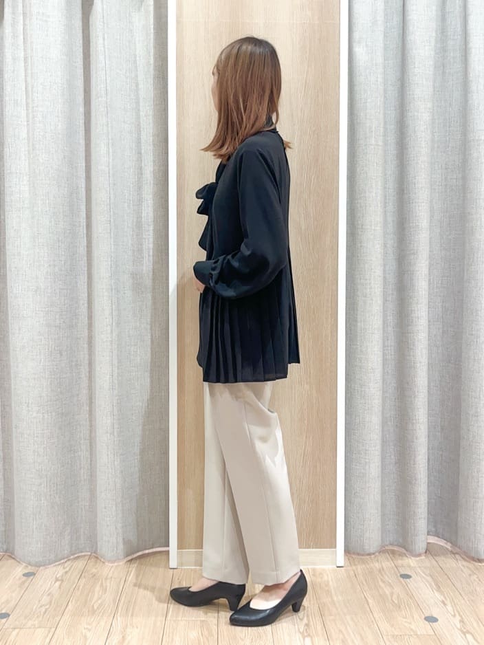 みーちゃんさんの「grove｜【マシンウォッシュ/防シワ/UVカット】裾プリーツ取り外しボウタイブラウス」を使ったコーディネート