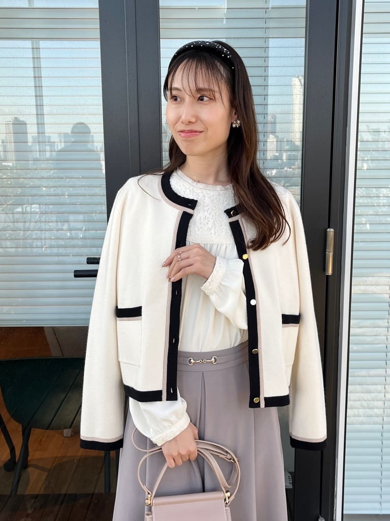 はばさんの「Couture brooch｜【ハレの日・通勤・着映え】配色 総針カーディガン」を使ったコーディネート
