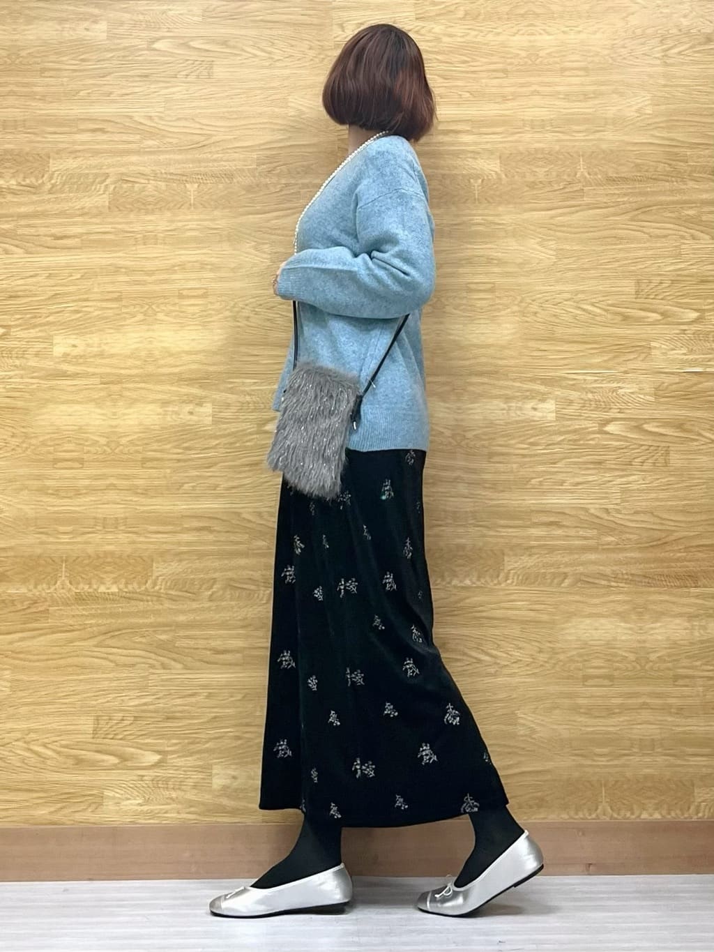 もすさんの「SHOO･LA･RUE｜大人な小花柄が魅力の 刺繍ベロア調ナロースカート」を使ったコーディネート