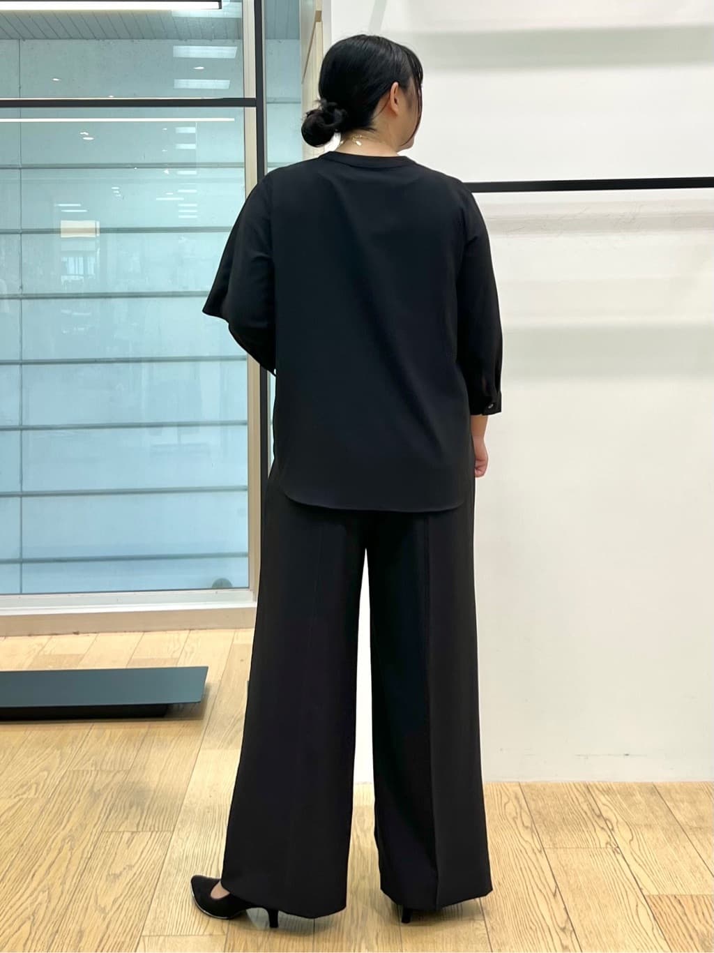 shimaさんの「INDIVI｜【羽織りとしても活躍！】ケープカラーブラウス」を使ったコーディネート