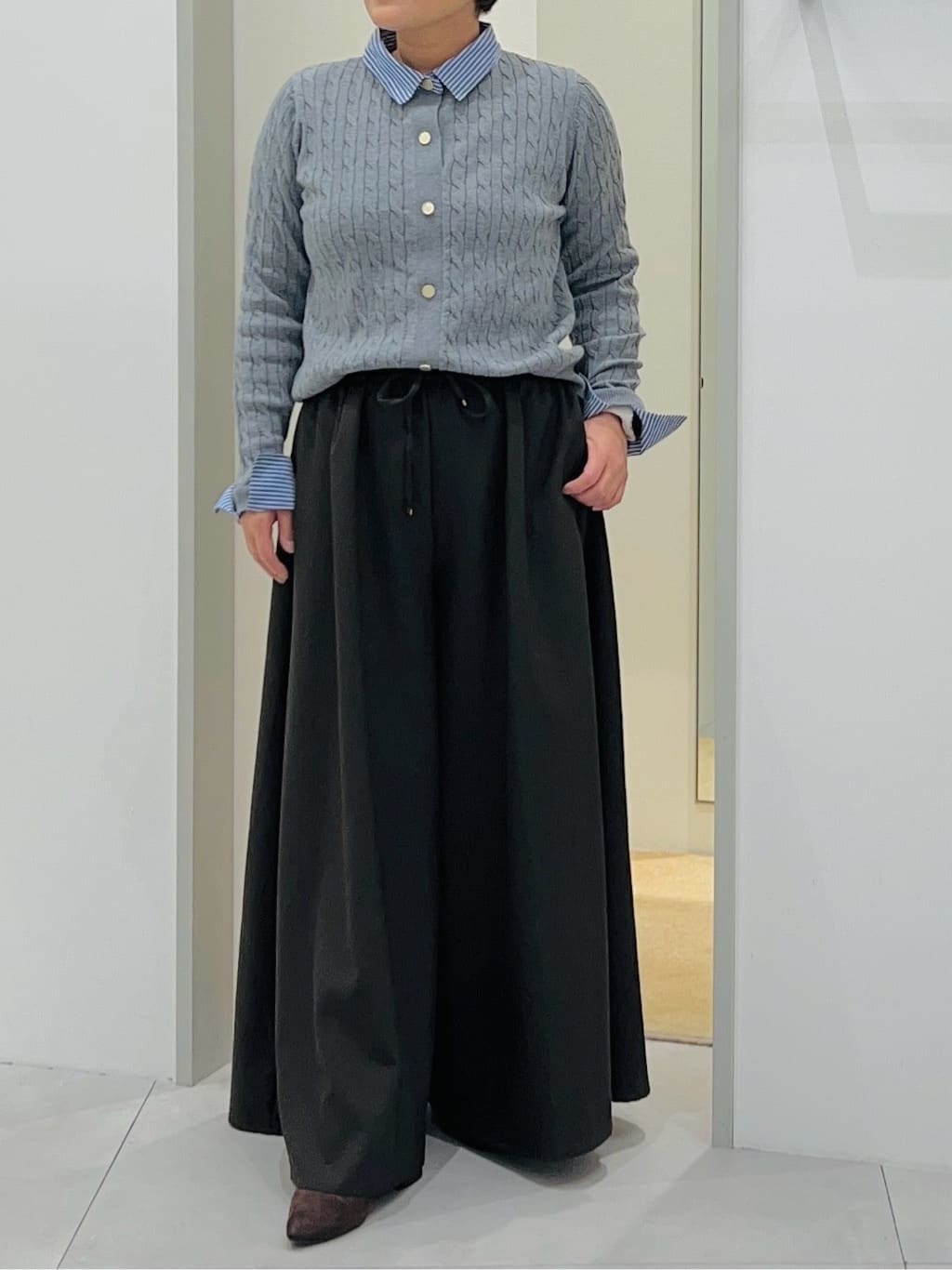 タナさんの「THE SHOP TK｜【着るだけでコーデ完成】シャツレイヤード風 ケーブルニット」を使ったコーディネート