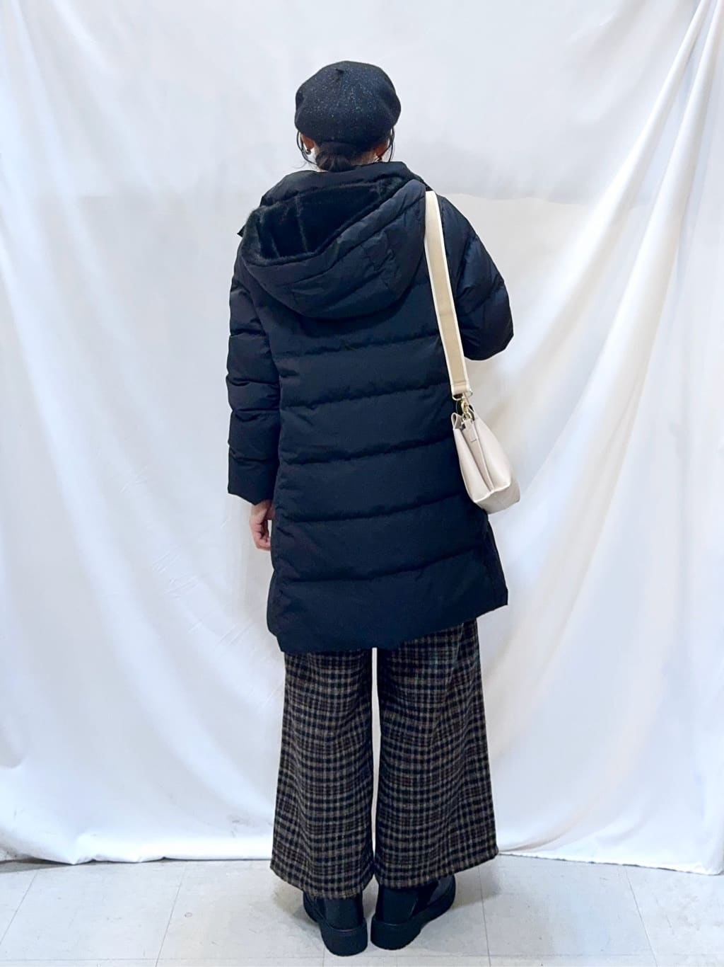 𝐇𝐢𝐫𝐨𝐦𝐢さんの「SHOO･LA･RUE｜【洗濯機可/撥水】フェイクファーフード ロングダウン」を使ったコーディネート