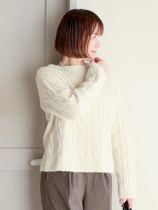 yamakoさんの「grove｜ふんわり包み込む ケーブルボートネックニット」を使ったコーディネート