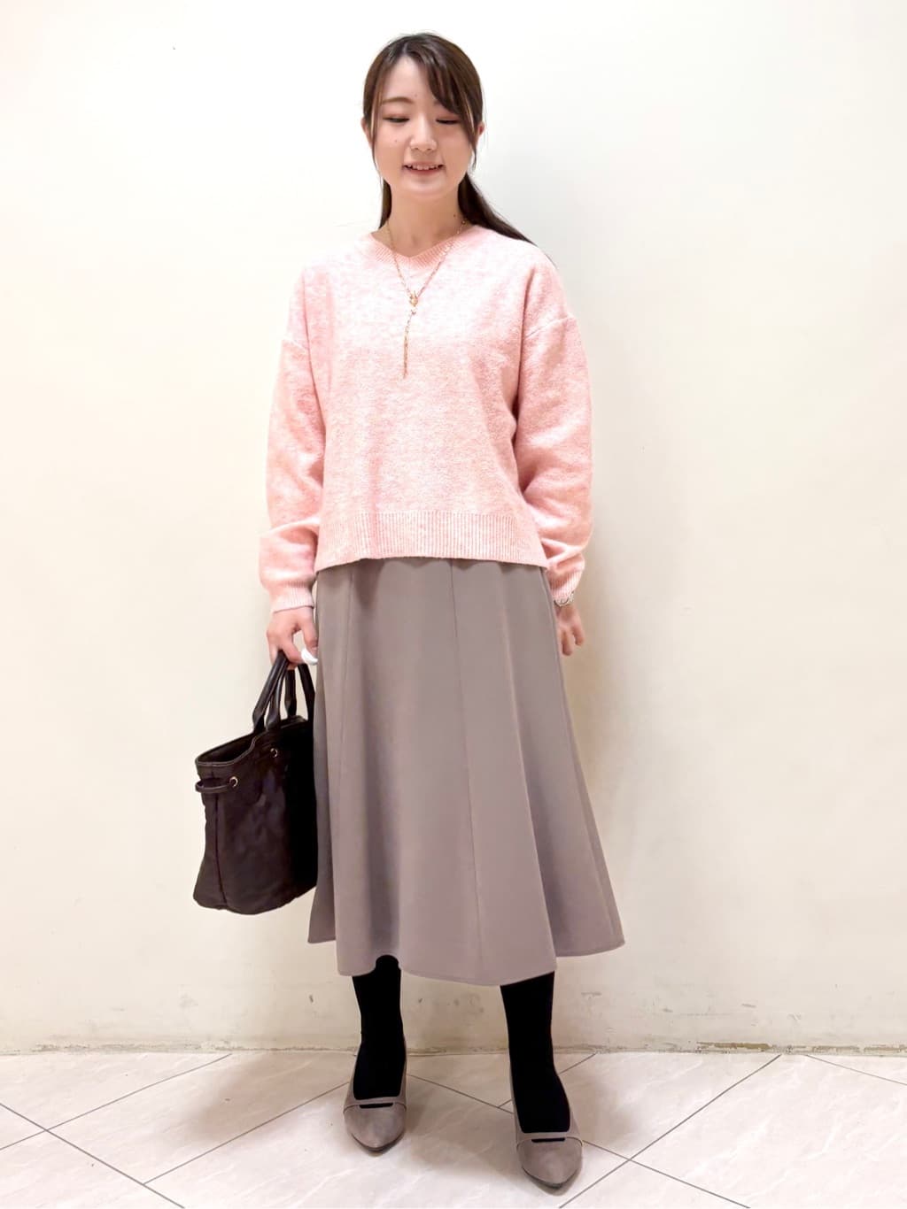 mikiさんの「Reflect｜【選べる5色／ゆったりシルエット】Vネックスパンコールニット」を使ったコーディネート