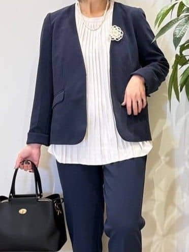 misakiさんの「SHOO･LA･RUE｜【洗濯機可/セットアップ可/S-3L】きちんと楽に。カットジョーゼット テーパードパンツ」を使ったコーディネート
