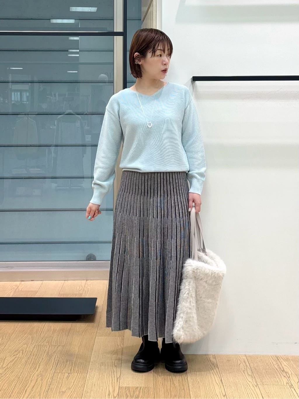asamiさんの「INDIVI｜【ウール混ラメ素材】Vネック煌めきニット」を使ったコーディネート