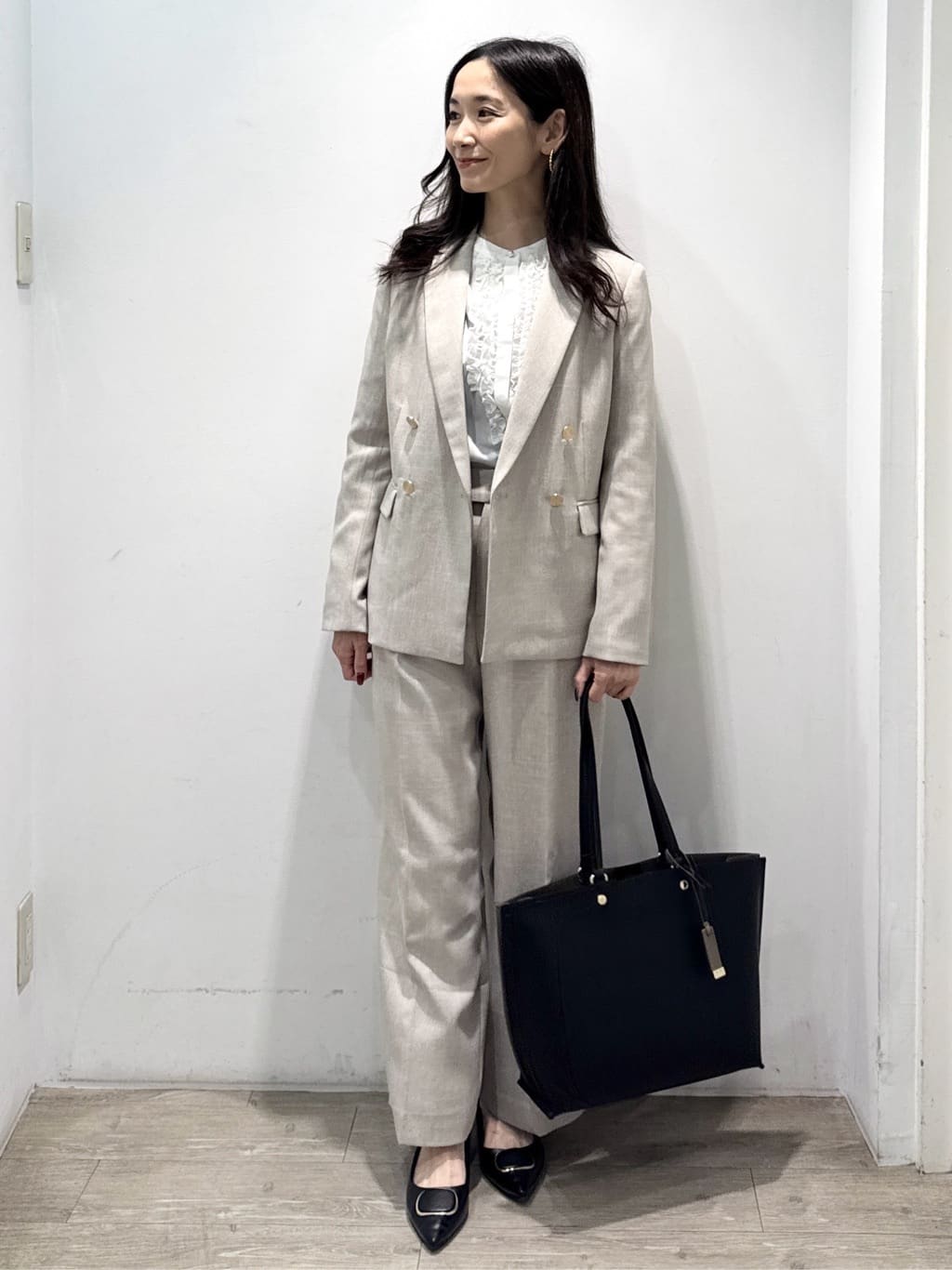 yuicciさんの「OPAQUE.CLIP｜バンドカラーフリルブラウス【洗濯機OK／イージーアイロン／防シワ】」を使ったコーディネート
