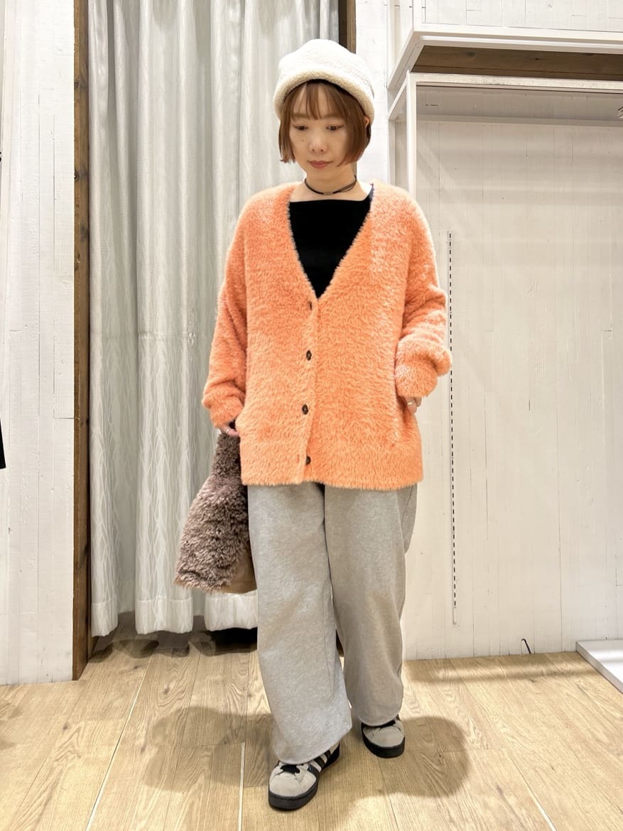 ga_riさんの「THE SHOP TK｜【ふわふわあったか】フェザーカーディガン」を使ったコーディネート