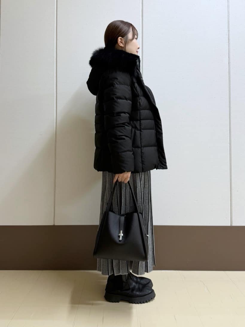 Rikoさんの「INDIVI｜【名品／撥水／抗菌防臭】ショート丈リサイクルダウンコート」を使ったコーディネート