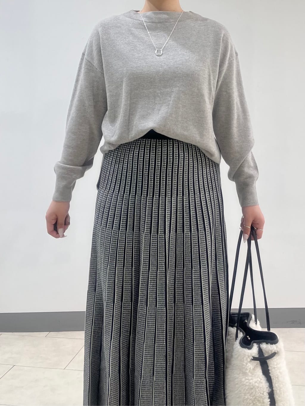 hasuさんの「INDIVI｜【名品／撥水／抗菌防臭】ショート丈リサイクルダウンコート」を使ったコーディネート