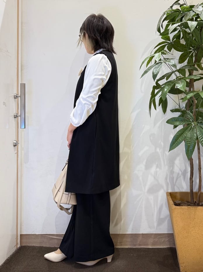misakiさんの「SHOO･LA･RUE｜【洗濯機可/セットアップ可/S-3L】きちんと楽に。カットジョーゼット ロングジレ」を使ったコーディネート