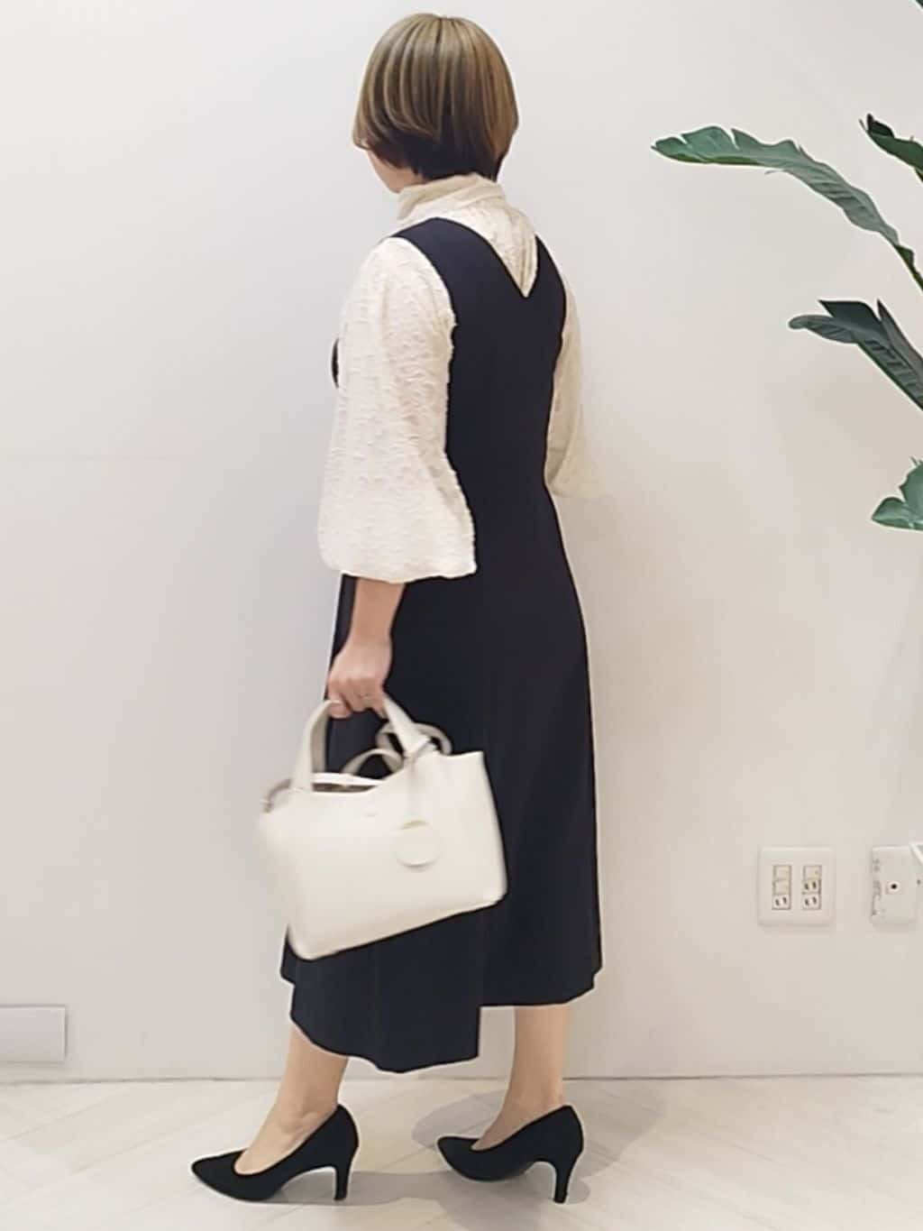 s u g iさんの「UNTITLED｜【Aライン/ワンピース】Vネックジャンパースカート」を使ったコーディネート