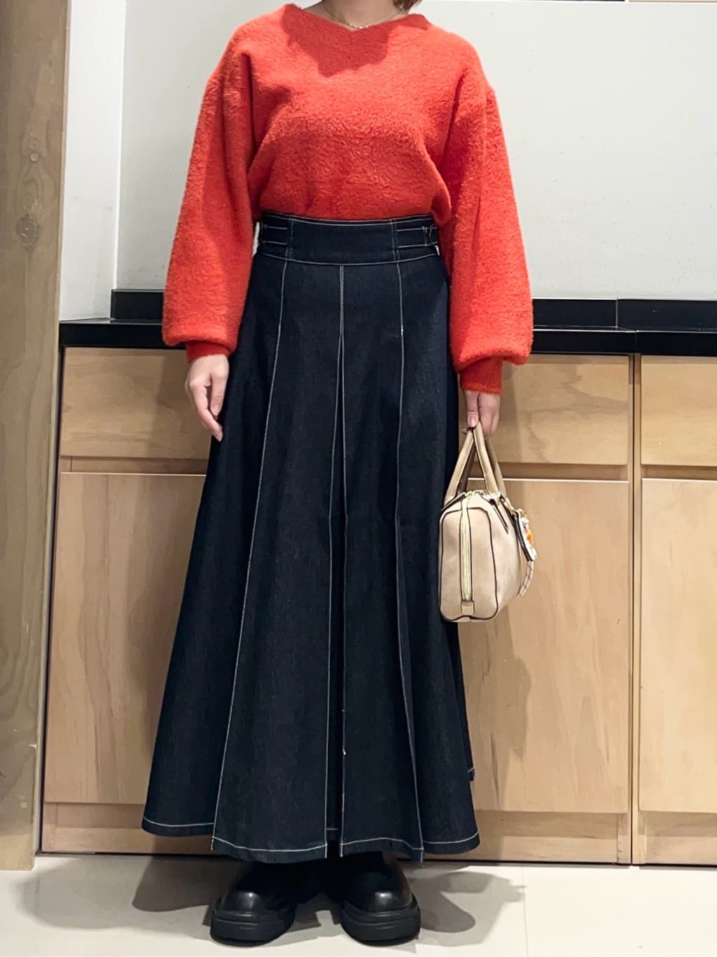 かのさんの「THE SHOP TK｜【洗える】上品にきらめく フェザーラメニット」を使ったコーディネート