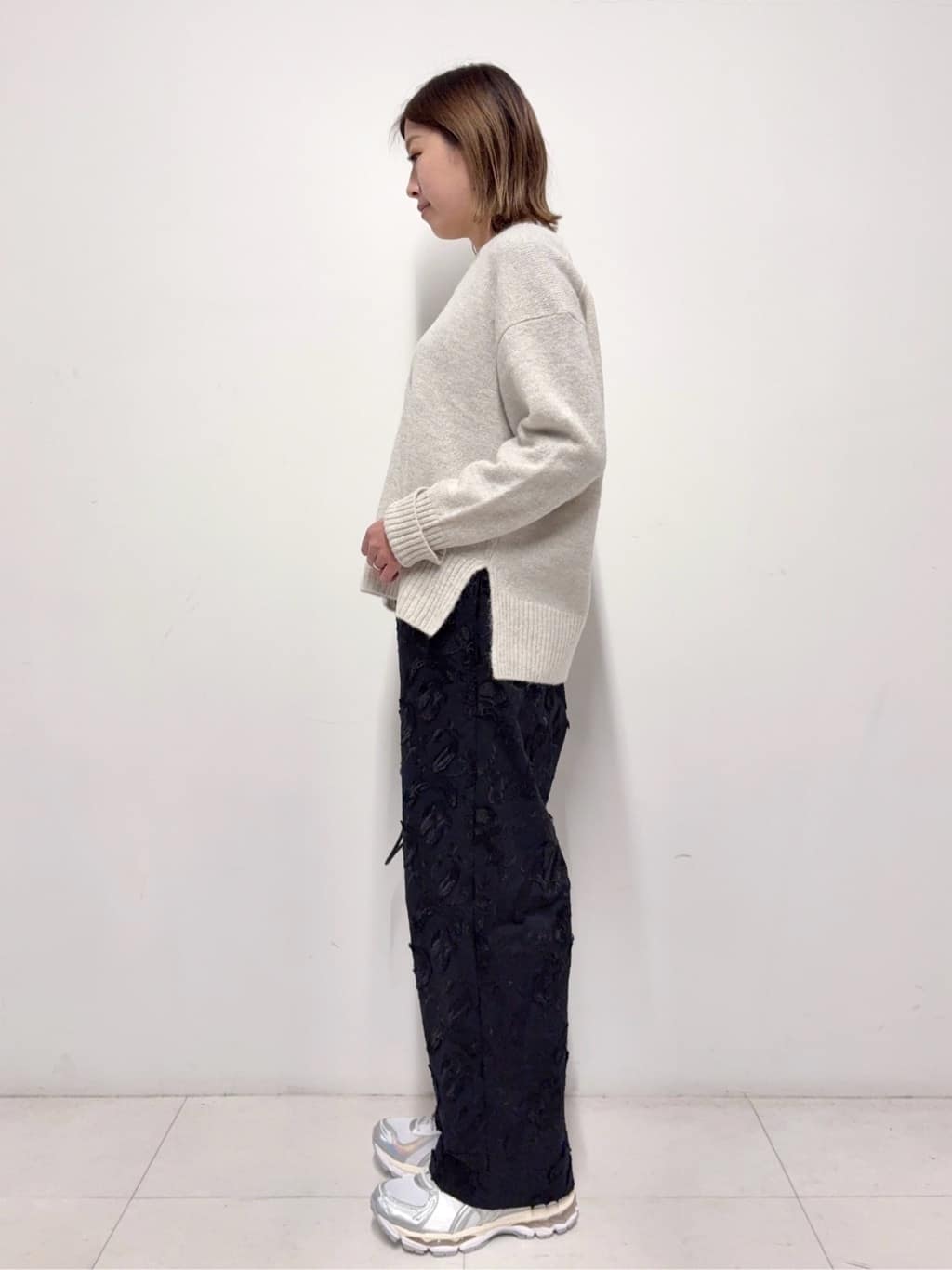 Nishijimaさんの「DRESSTERIOR｜アルパカブレンドVネックニット」を使ったコーディネート