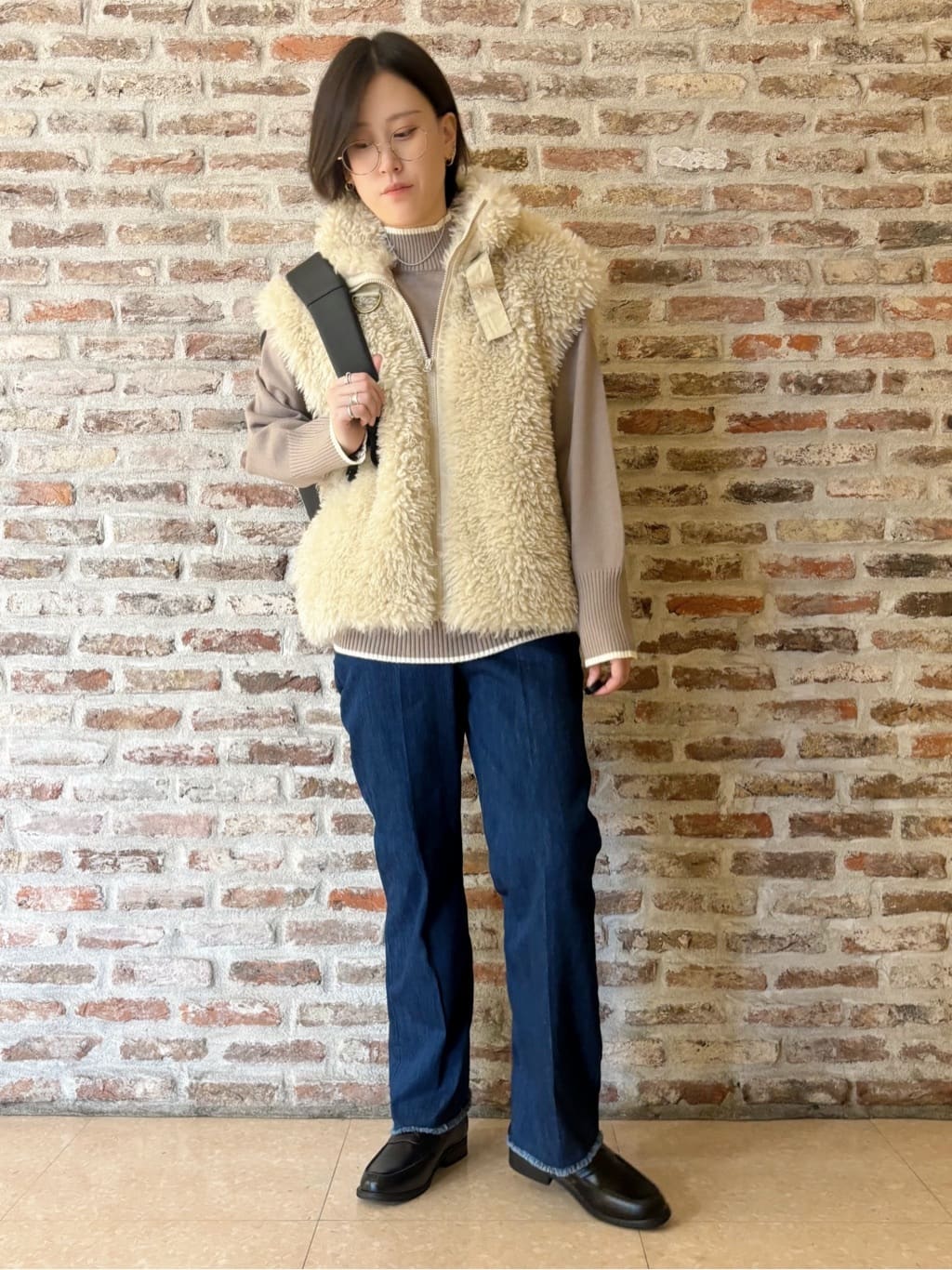 しばさんの「THE SHOP TK｜プラスするだけでこなれ見え ボアベスト」を使ったコーディネート